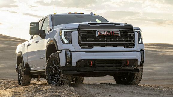 Modernizovaný GMC Sierra HD přijíždí jako pracant s luxusní kabinou a 6,6litrovým dieselem