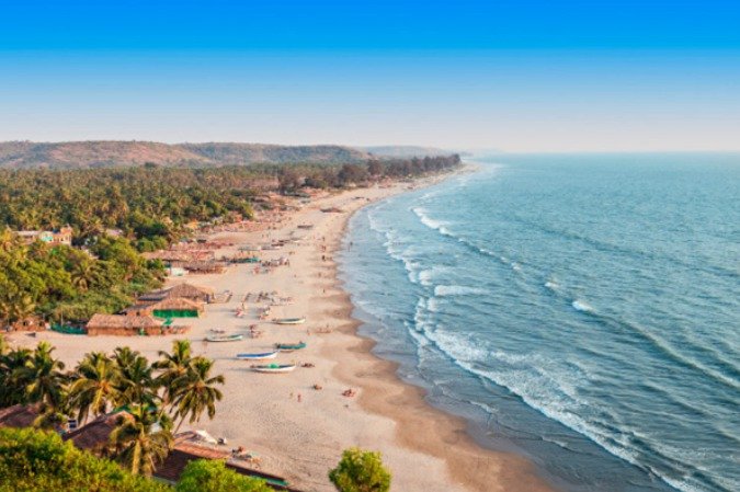 Vyhlášená písečná pláž Arambol Beach je dlouhá několik kilometrů a široká desítky metrů.