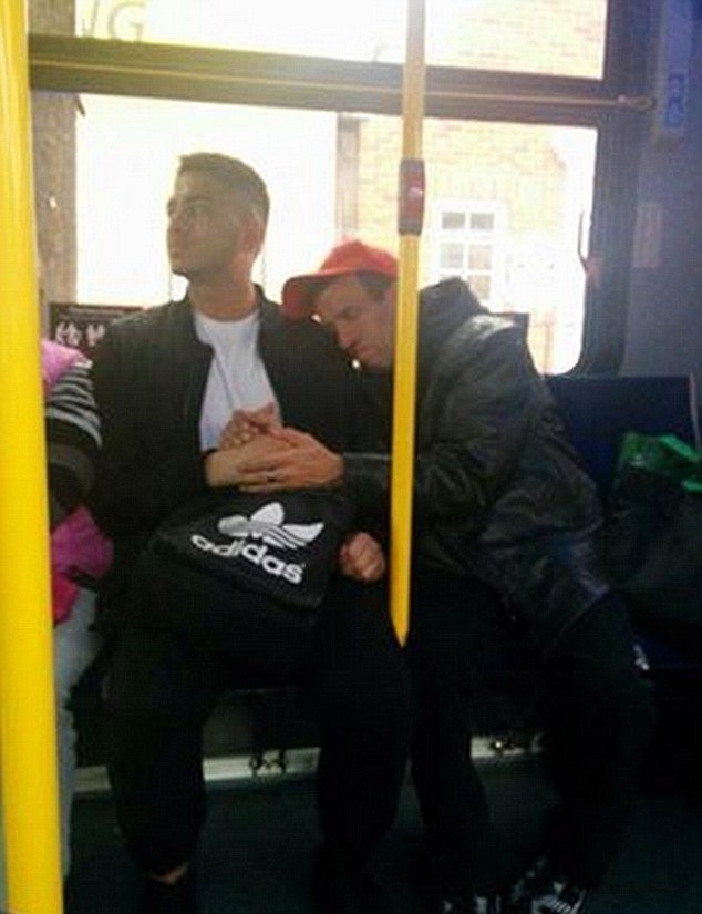 Student Godfrey Cuotto ukázal svůj charakter, když v plném autobuse držel postiženého muže za ruku.