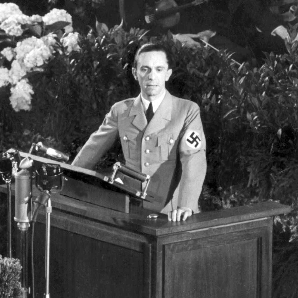 Joseph Goebbels – říšský ministr lidové osvěty a propagandy; gauleiter, tj. vedoucí župy Berlín; jeden z nejbližších důvěrníků Adolfa Hitlera, nadřízený Brunhilde Pomselové od roku 1942.