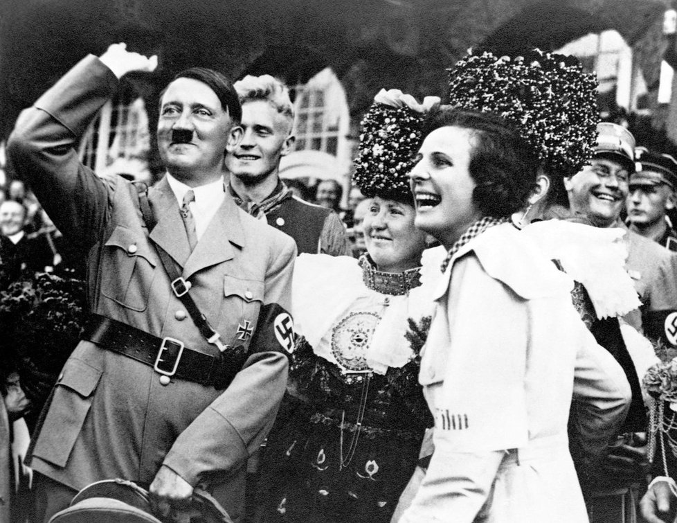I o Leni Riefenstahlovou se Joseph Goebbels pokoušel. Zde je rozesmátá režisérka propagandistických snímků s Adolfem Hitlerem.