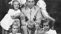 Jeden z největších německých válečných nacistických zločinců Joseph Goebbels a jeho šest dětí.