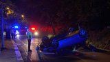 Opilý muž (33) převrátil v Praze 6 auto na střechu! Chtěl se zabít, protože přišel o práci