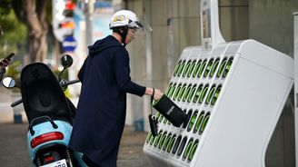 Rikši jezdí k automatu na baterie. V asijském světě motorek se otevírá nový atraktivní trh