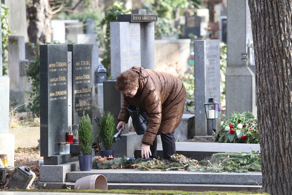 Chůva Golda rok po smrti Ladislava Štaidla navštívila rodinný hrob na Olšanech.