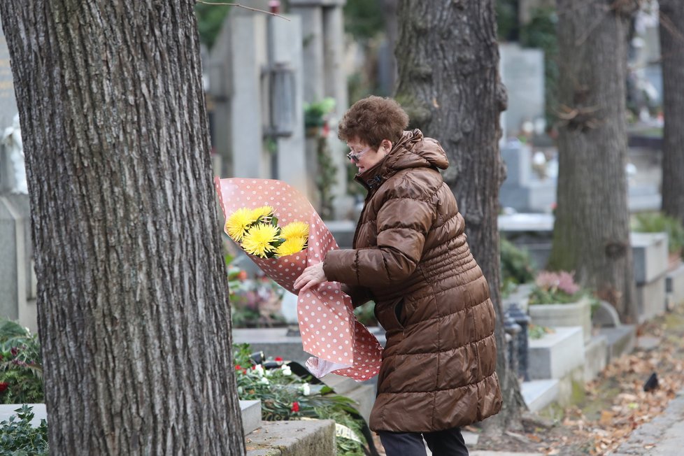 Chůva Golda rok po smrti Ladislava Štaidla navštívila rodinný hrob na Olšanech.