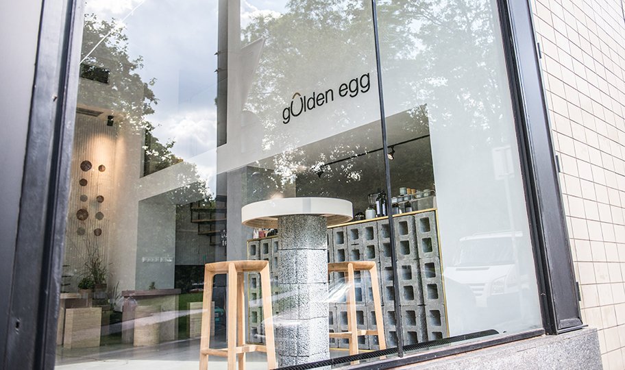 Interiér Golden Egg navrhl ateliér MH architects.