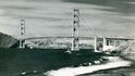 V roce 1930 se v americkém San Franciscu rozhodlo o stavbě dnes už ikonického mostu Golden Gate Bridge. Stavba visutého mostu u Sanfranciského zálivu přes průliv Golden Gate byla zahájena 5. ledna 1933.