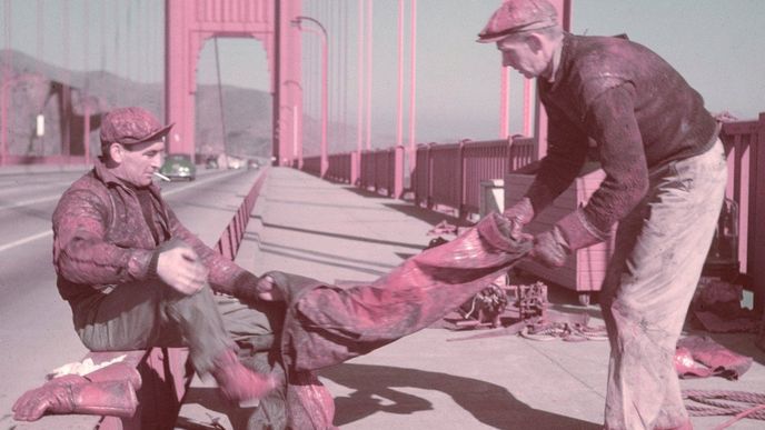 V roce 1930 se v americkém San Franciscu rozhodlo o stavbě dnes už ikonického mostu Golden Gate Bridge. Stavba visutého mostu u Sanfranciského zálivu přes průliv Golden Gate byla zahájena 5. ledna 1933.