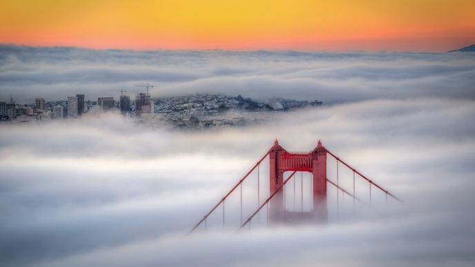 Golden Gate Bridge je visutý most u Sanfranciského zálivu přes průliv Golden Gate v Kalifornii. Spojuje San Francisco s Marin County. O jeho stavbě bylo rozhodnuto v roce 1930 a byla zahájena 5. ledna 1933. Do provozu byl slavnostně uveden 27. května 1937 pro pěší a o den později pro automobily.