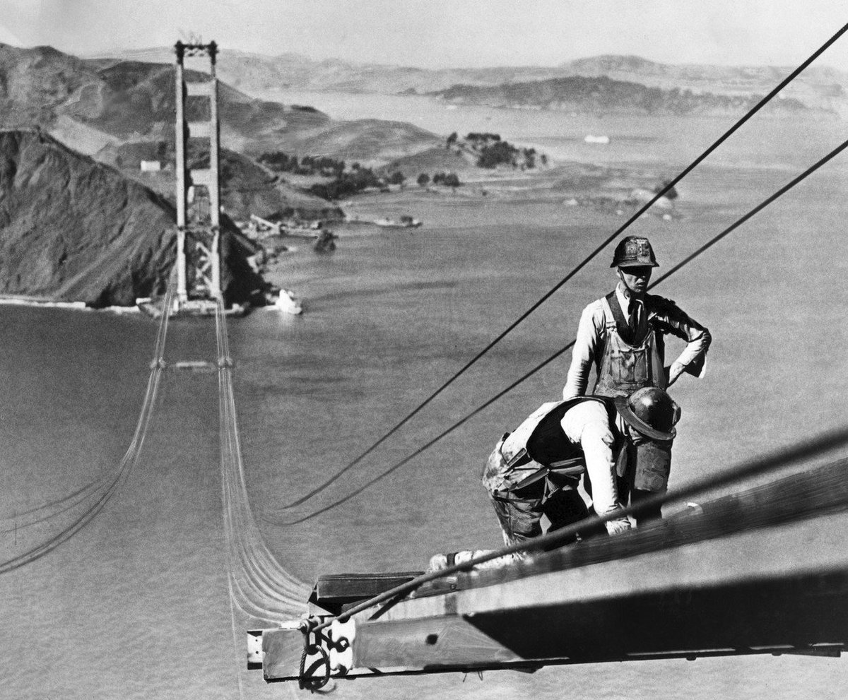 Golden Gate Bridge je visutý most u Sanfranciského zálivu přes průliv Golden Gate v Kalifornii. Spojuje San Francisco s Marin County. O jeho stavbě bylo rozhodnuto v roce 1930 a byla zahájena 5. ledna 1933. Do provozu byl slavnostně uveden 27. května 1937 pro pěší a o den později pro automobily. Je dlouhý 2,7 km a do roku 1964 byl nejdelším visutým mostem na světě.