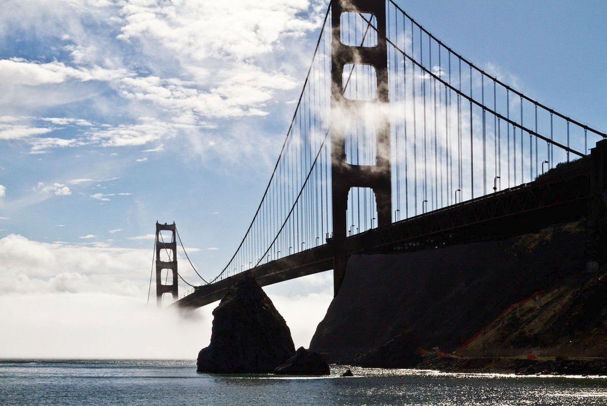 Golden Gate Bridge je visutý most u Sanfranciského zálivu přes průliv Golden Gate v Kalifornii. Spojuje San Francisco s Marin County. O jeho stavbě bylo rozhodnuto v roce 1930 a byla zahájena 5. ledna 1933. Do provozu byl slavnostně uveden 27. května 1937 pro pěší a o den později pro automobily. Je dlouhý 2,7 km a do roku 1964 byl nejdelším visutým mostem na světě.