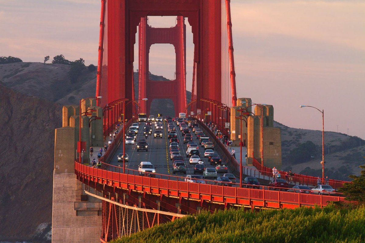 Golden Gate Bridge je visutý most u Sanfranciského zálivu přes průliv Golden Gate v Kalifornii. Spojuje San Francisco s Marin County. O jeho stavbě bylo rozhodnuto v roce 1930 a byla zahájena 5. ledna 1933. Do provozu byl slavnostně uveden 27. května 1937 pro pěší a o den později pro automobily. Je dlouhý 2,7 km a do roku 1964 byl nejdelším visutým mostem na světě.