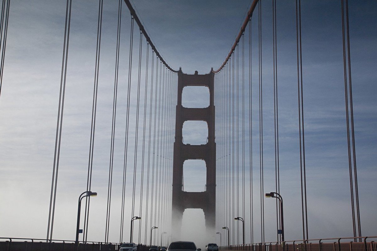 Golden Gate Bridge je visutý most u Sanfranciského zálivu přes průliv Golden Gate v Kalifornii. Spojuje San Francisco s Marin County. O jeho stavbě bylo rozhodnuto v roce 1930 a byla zahájena 5. ledna 1933. Do provozu byl slavnostně uveden 27. května 1937 pro pěší a o den později pro automobily. Je dlouhý 2,7 km a do roku 1964 byl nejdelším visutým mostem na světě.