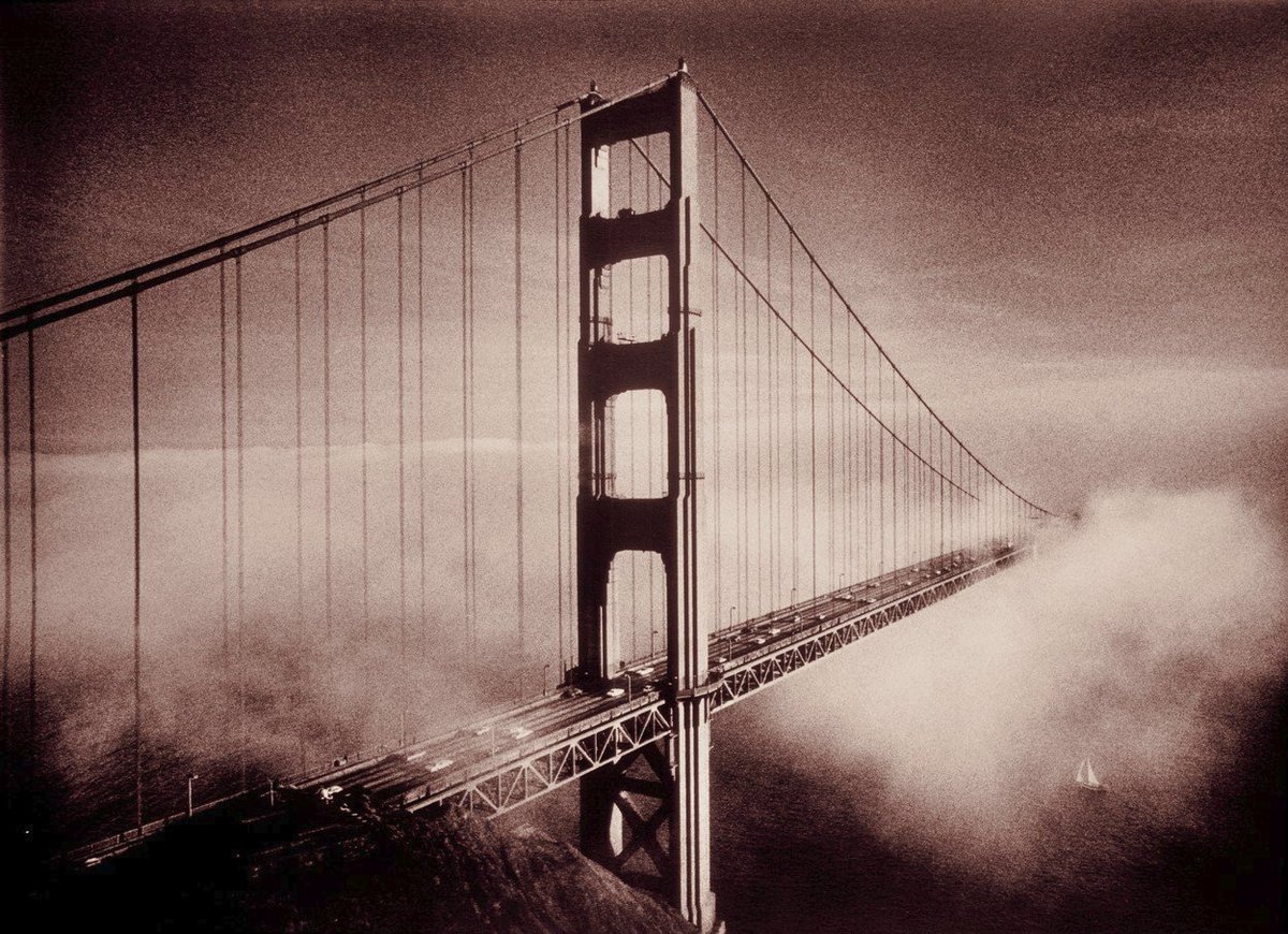 Golden Gate Bridge je visutý most u Sanfranciského zálivu přes průliv Golden Gate v Kalifornii. Spojuje San Francisco s Marin County. O jeho stavbě bylo rozhodnuto v roce 1930 a byla zahájena 5. ledna 1933. Do provozu byl slavnostně uveden 27. května 1937 pro pěší a o den později pro automobily. Je dlouhý 2,7 km a do roku 1964 byl nejdelším visutým mostem na světě.