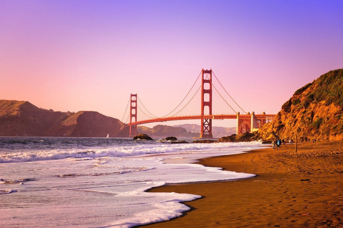 Golden Gate Bridge je visutý most u Sanfranciského zálivu přes průliv Golden Gate v Kalifornii. Spojuje San Francisco s Marin County. O jeho stavbě bylo rozhodnuto v roce 1930 a byla zahájena 5. ledna 1933. Do provozu byl slavnostně uveden 27. května 1937 pro pěší a o den později pro automobily. Je dlouhý 2,7 km a do roku 1964 byl nejdelším visutým mostem na světě.