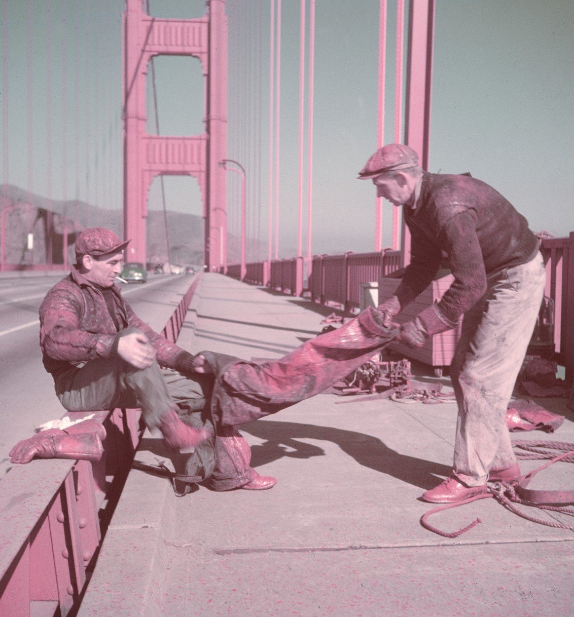 Golden Gate Bridge je visutý most u Sanfranciského zálivu přes průliv Golden Gate v Kalifornii. Spojuje San Francisco s Marin County. O jeho stavbě bylo rozhodnuto v roce 1930 a byla zahájena 5. ledna 1933. Do provozu byl slavnostně uveden 27. května 1937 pro pěší a o den později pro automobily. Je dlouhý 2,7 km a do roku 1964 byl nejdelším visutým mostem na světě.