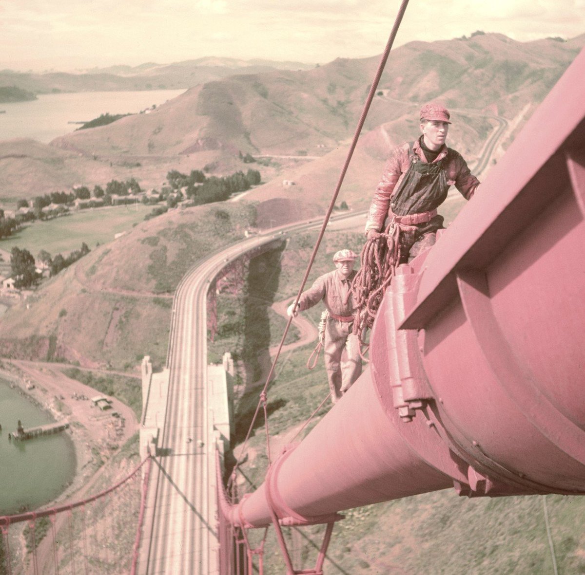 Golden Gate Bridge je visutý most u Sanfranciského zálivu přes průliv Golden Gate v Kalifornii. Spojuje San Francisco s Marin County. O jeho stavbě bylo rozhodnuto v roce 1930 a byla zahájena 5. ledna 1933. Do provozu byl slavnostně uveden 27. května 1937 pro pěší a o den později pro automobily. Je dlouhý 2,7 km a do roku 1964 byl nejdelším visutým mostem na světě.