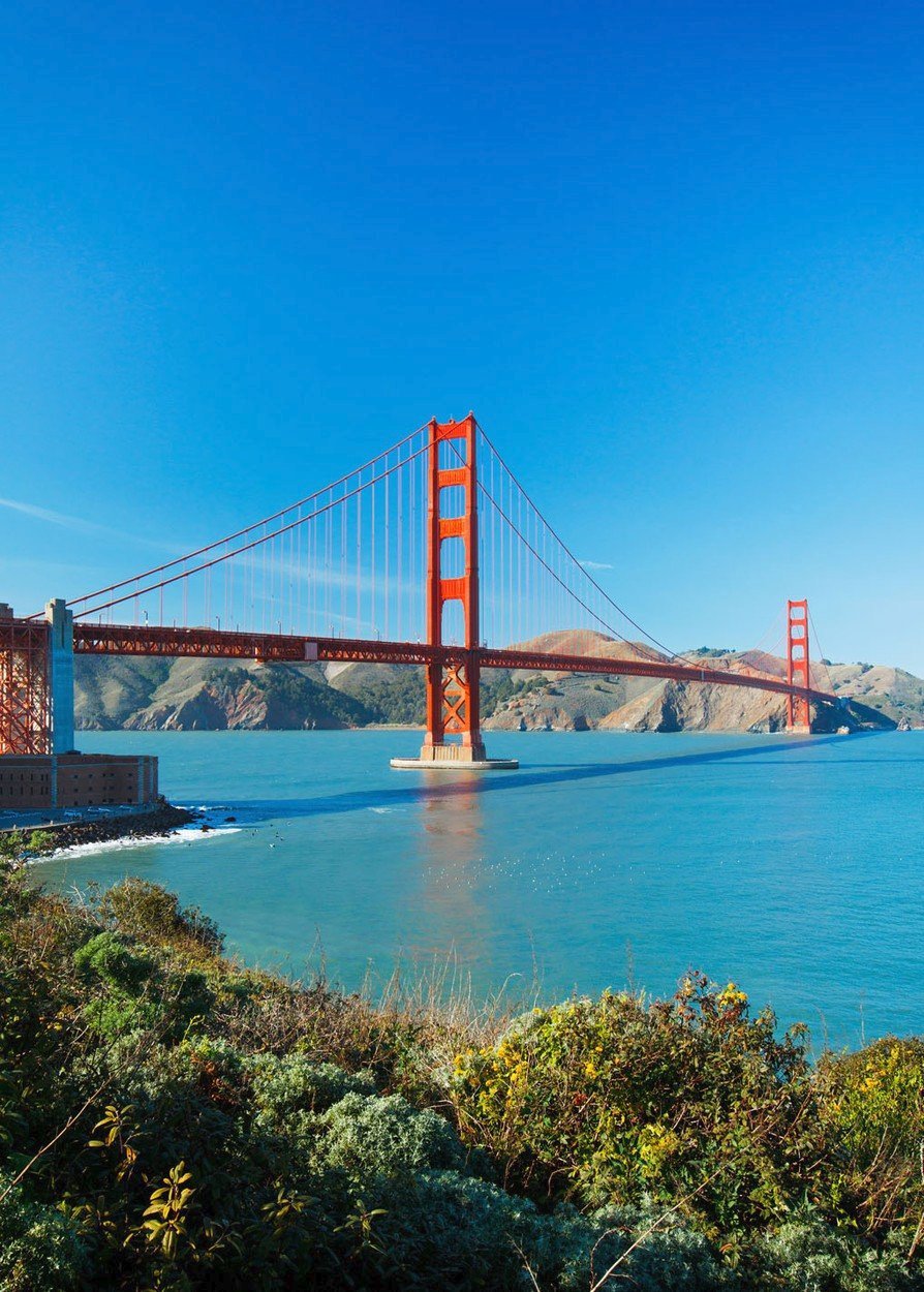 Golden Gate Bridge je visutý most u Sanfranciského zálivu přes průliv Golden Gate v Kalifornii. Spojuje San Francisco s Marin County. O jeho stavbě bylo rozhodnuto v roce 1930 a byla zahájena 5. ledna 1933. Do provozu byl slavnostně uveden 27. května 1937 pro pěší a o den později pro automobily. Je dlouhý 2,7 km a do roku 1964 byl nejdelším visutým mostem na světě.