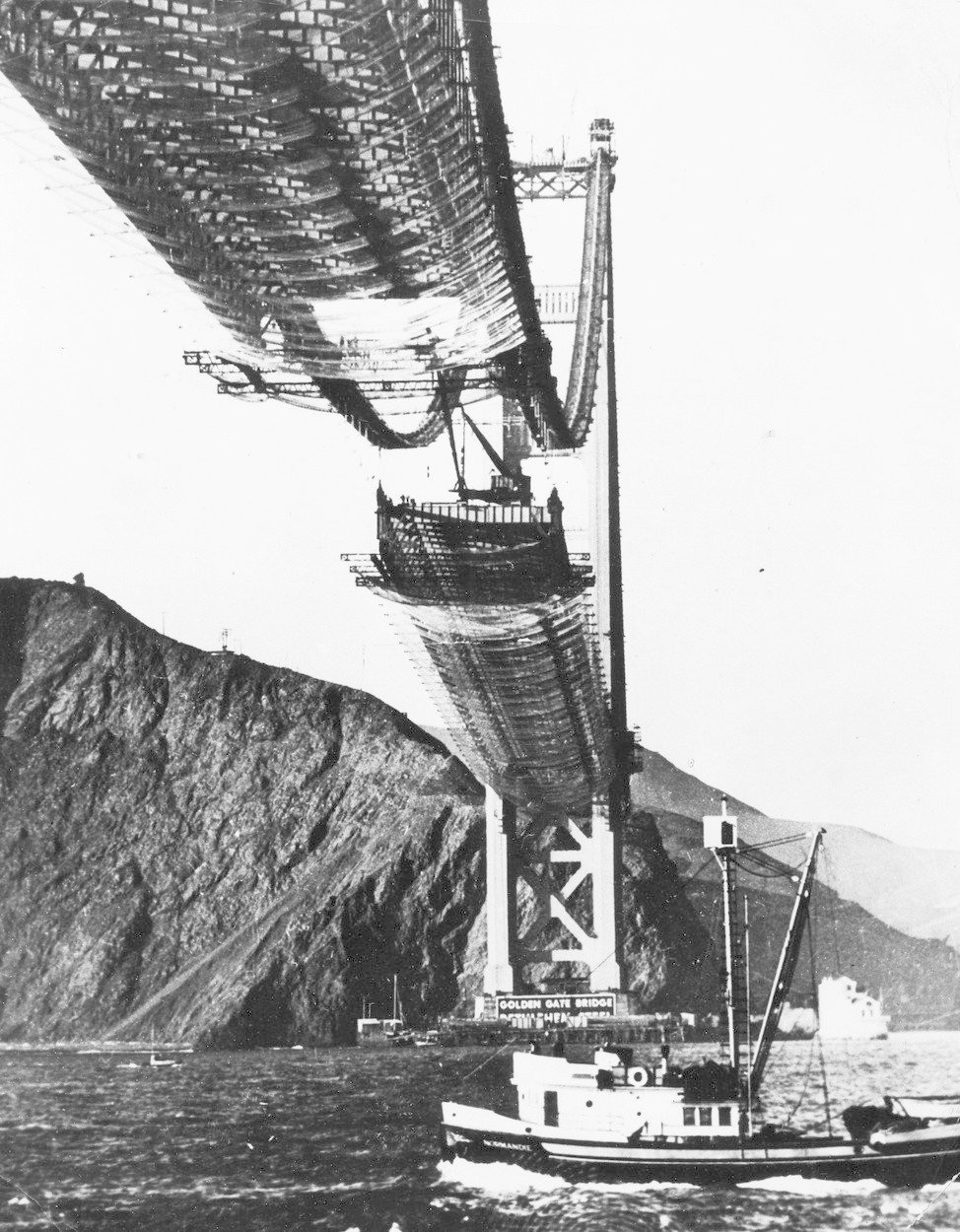 Golden Gate Bridge je visutý most u Sanfranciského zálivu přes průliv Golden Gate v Kalifornii. Spojuje San Francisco s Marin County. O jeho stavbě bylo rozhodnuto v roce 1930 a byla zahájena 5. ledna 1933. Do provozu byl slavnostně uveden 27. května 1937 pro pěší a o den později pro automobily. Je dlouhý 2,7 km a do roku 1964 byl nejdelším visutým mostem na světě.