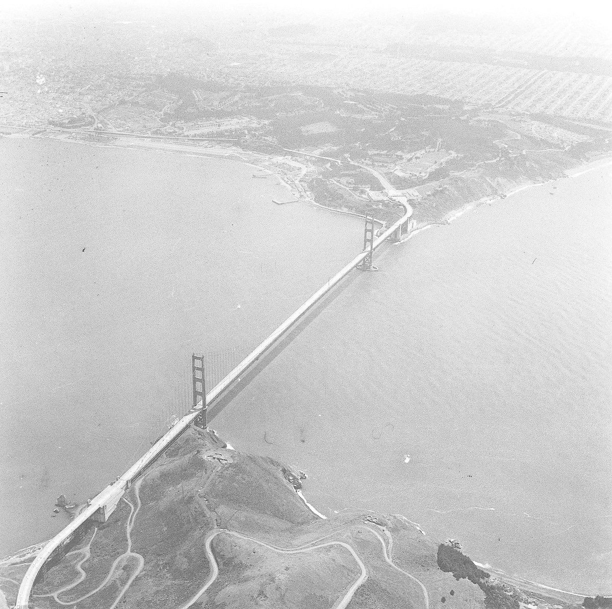 Golden Gate Bridge je visutý most u Sanfranciského zálivu přes průliv Golden Gate v Kalifornii. Spojuje San Francisco s Marin County. O jeho stavbě bylo rozhodnuto v roce 1930 a byla zahájena 5. ledna 1933. Do provozu byl slavnostně uveden 27. května 1937 pro pěší a o den později pro automobily. Je dlouhý 2,7 km a do roku 1964 byl nejdelším visutým mostem na světě.