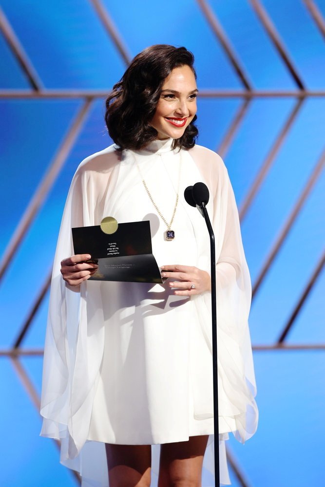 Na vyhlášení cen Golden Globes 2021 měla Gal Gadot podezřele volné šaty