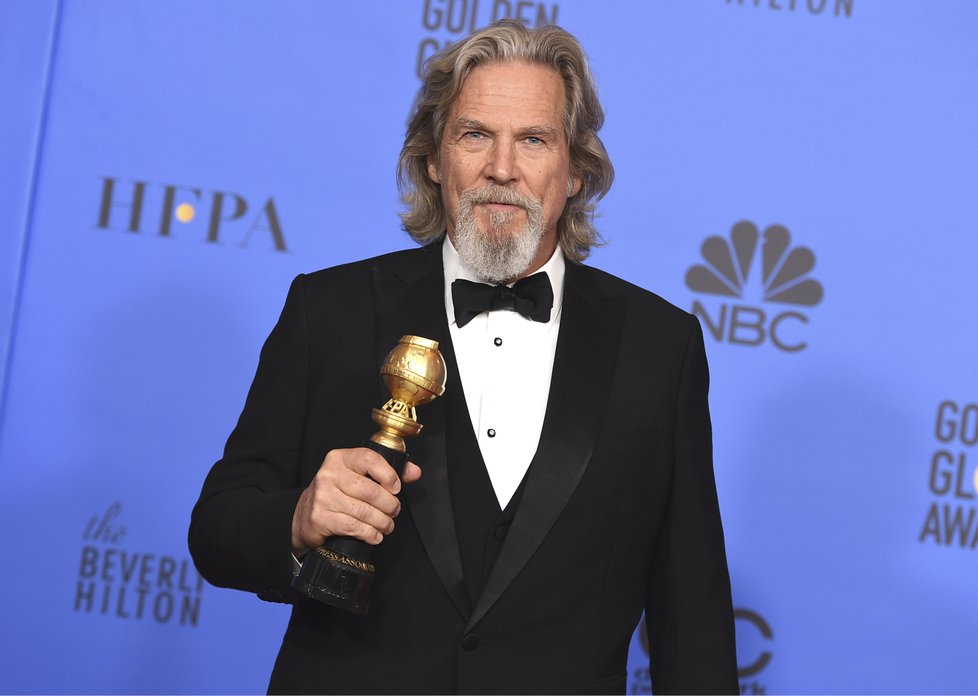 Jeff Bridges pózuje se speciální cenou Cecila B. DeMille