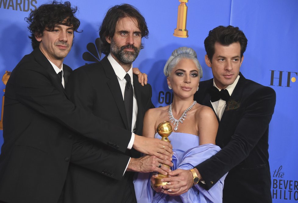 Anthony Rossomando, Andrew Wyatt, Lady Gaga a Mark Ronson pózují s cenou za píseň Shallow ve filmu A Star Was Born