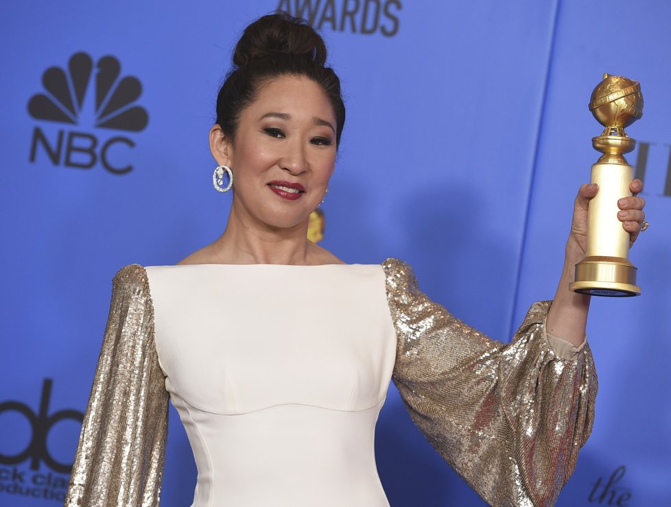 Sandra Oh pózuje s cenou za nejlepší ženskou hlavní roli v seriálu Killing Eve