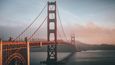 Ikonický most Golden Gate Bridge u San Francisca, symbolu Silicon Valley.