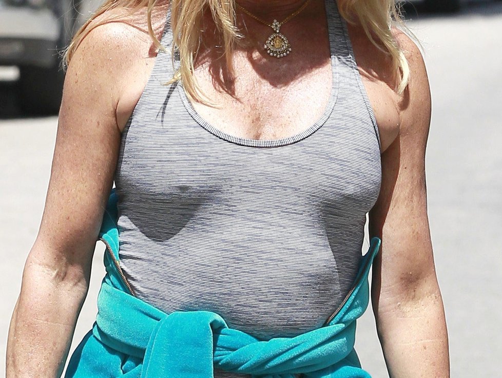 Herečka Goldie Hawn se za svě tělo vůbec nestydí. Při sportu si zřejmě zásadně sundává podprsenku.