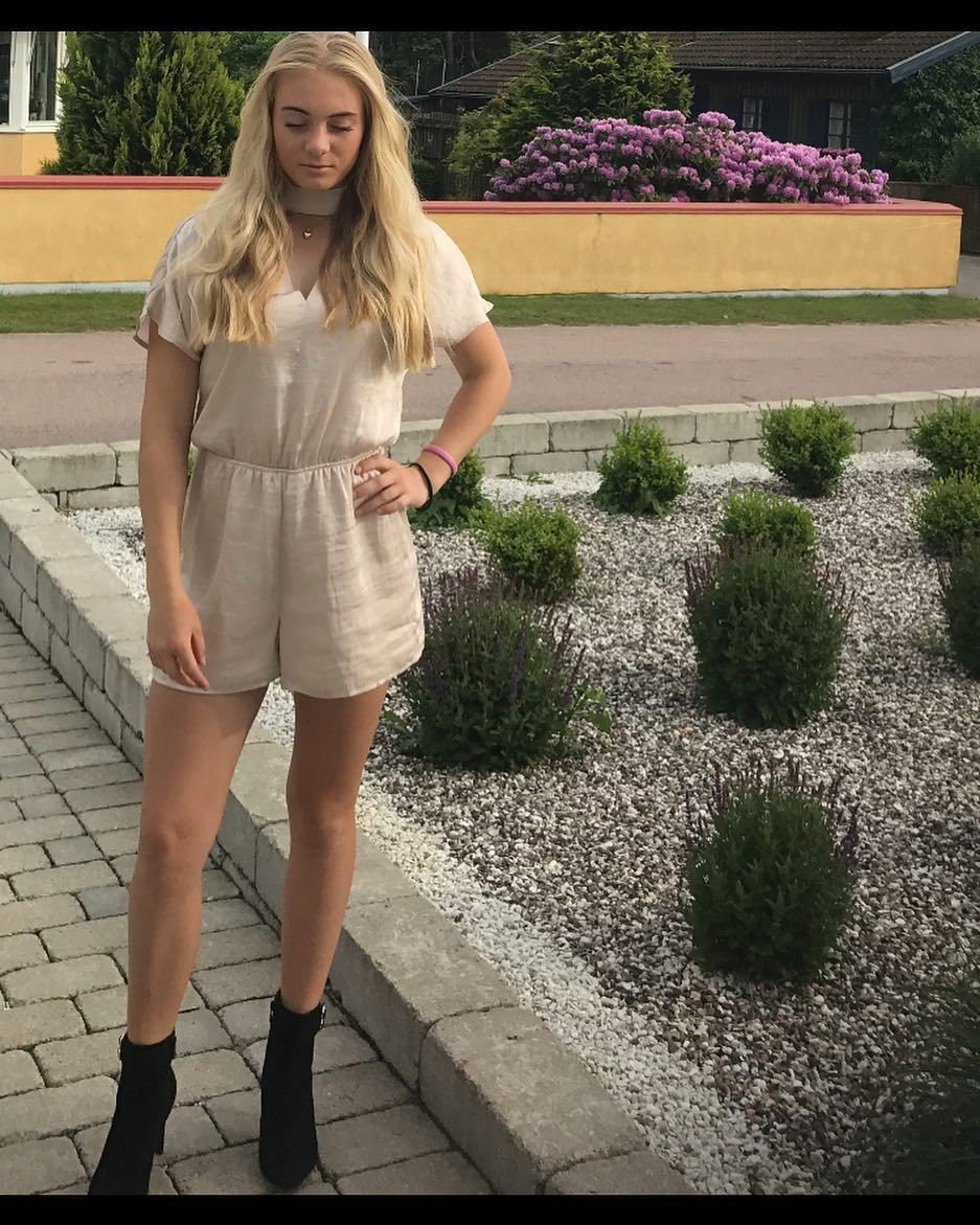 Švédská kráska Julia Engströmová se s holí umí ohánět