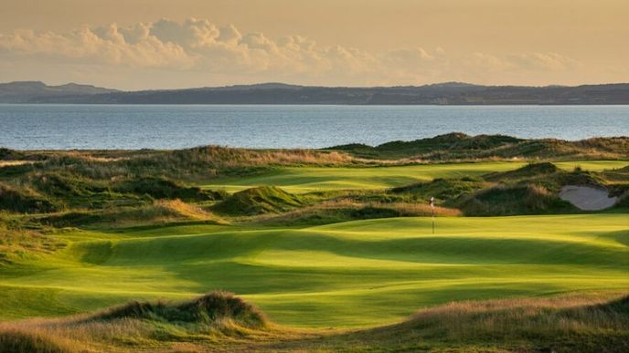 Moderní golf vznikl v 15. století, pradávný původ hry není jasný. V roce 1457 Jakub II. Skotský tuto hru zakázal, jelikož lidi údajně rozptylovala od lukostřelby. (Na snímku Old Course v St Andrews.) Moderní golf vznikl v 15. století, pradávný původ hry není jasný. V roce 1457 Jakub II. Skotský tuto hru zakázal, jelikož lidi údajně rozptylovala od lukostřelby. (Na snímku Old Course v St Andrews.)