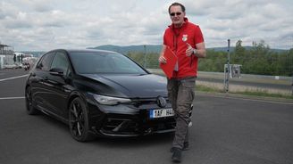 Martin Vaculík předvádí velkou zbraň VW Golf R na okruhu v Mostě Martin Vaculík předvádí velkou zbraň VW Golf R na okruhu v Mostě