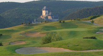 Golf ve středních Čechách po královsku. Třeba s výhledem na Karlštejn