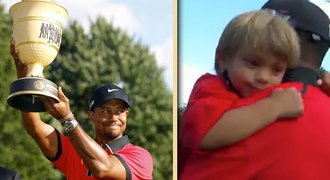 Golfista Woods poprvé slavil titul se synem Charliem: Táto, jsi nejlepší!