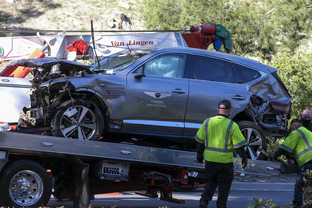 Vyprošťování zdemolovaného auta golfisty Tigera Woodse