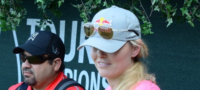 Lyžařka Lindsey Vonn, přítelkyně golfisty Tigera Woodse, hlídá při turnaji jeho děti. A že jí to šlo!