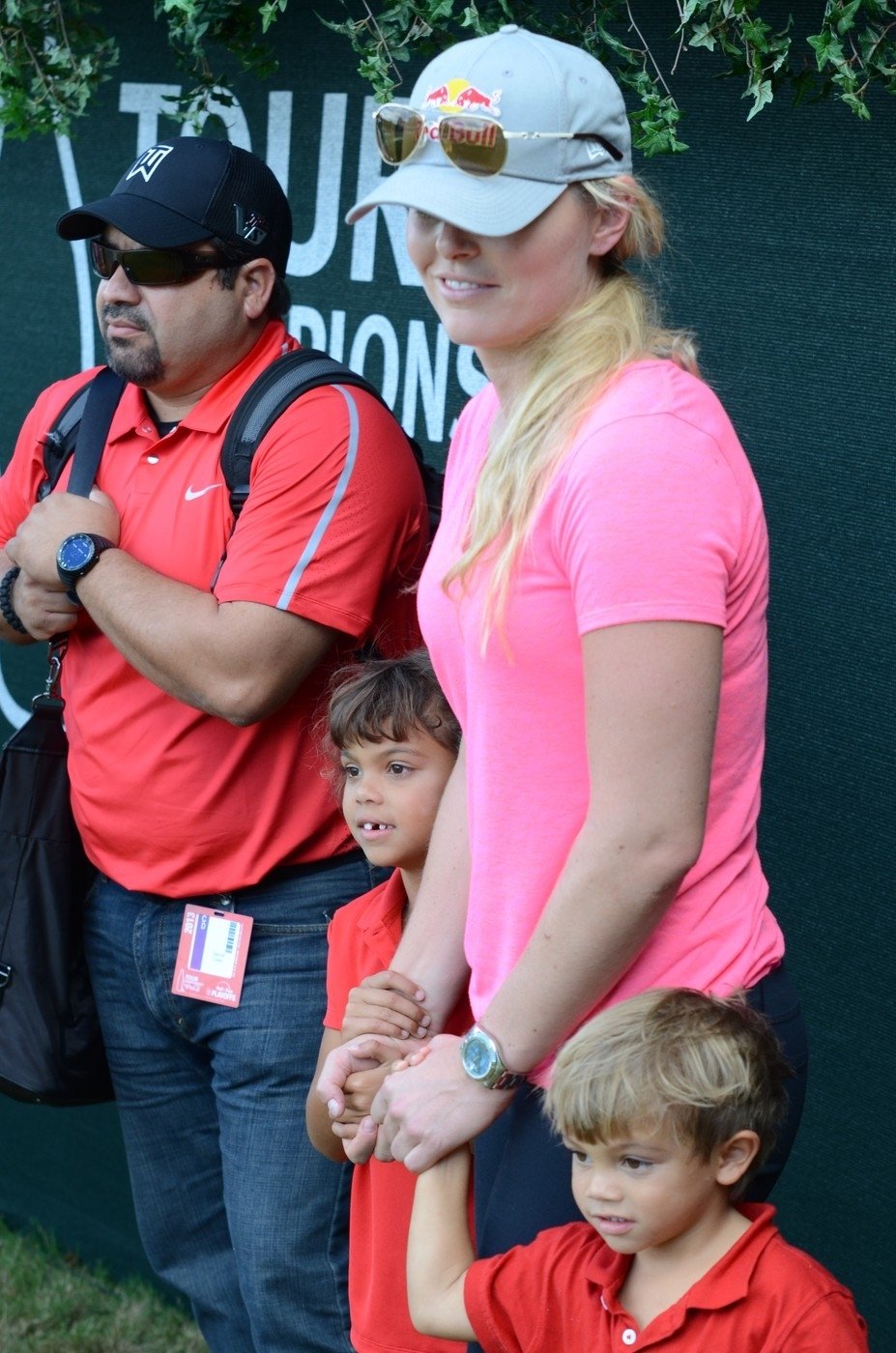 Lyžařka Lindsey Vonn, přítelkyně golfisty Tigera Woodse, hlídá při turnaji jeho děti. A že jí to šlo!