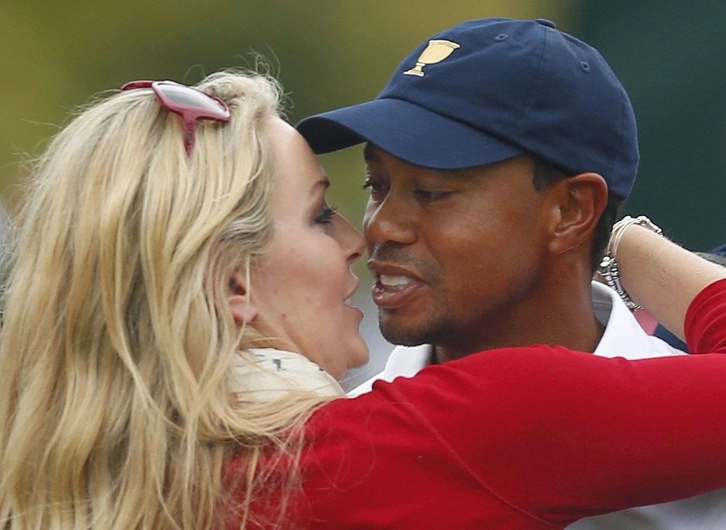 Na to všichni čekali. Vášnivý polibek Lindsey Vonnové s Tigerem Woodsem přišel hned po vítězství amerických golfistů na Prezidentském poháru.