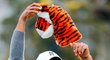 Tiger a jeho tygr. Tiger Woods si kryl hole speciálním chráničem.