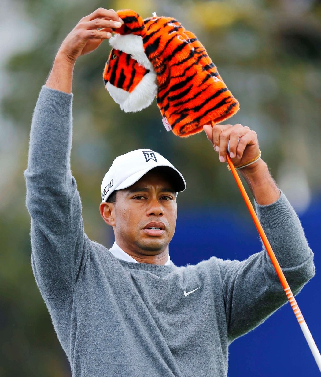 Tiger a jeho tygr. Tiger Woods si kryl hole speciálním chráničem.