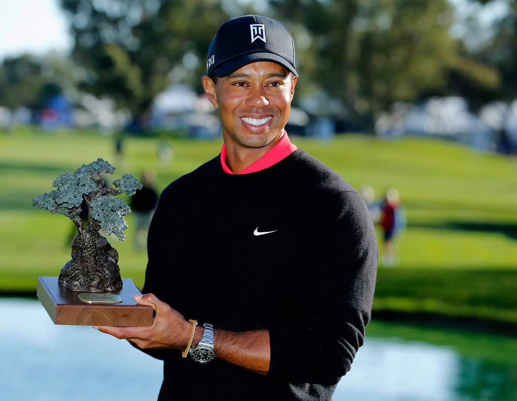 Tiger Woods s trofejí pro vítěze turnaje v San Diegu