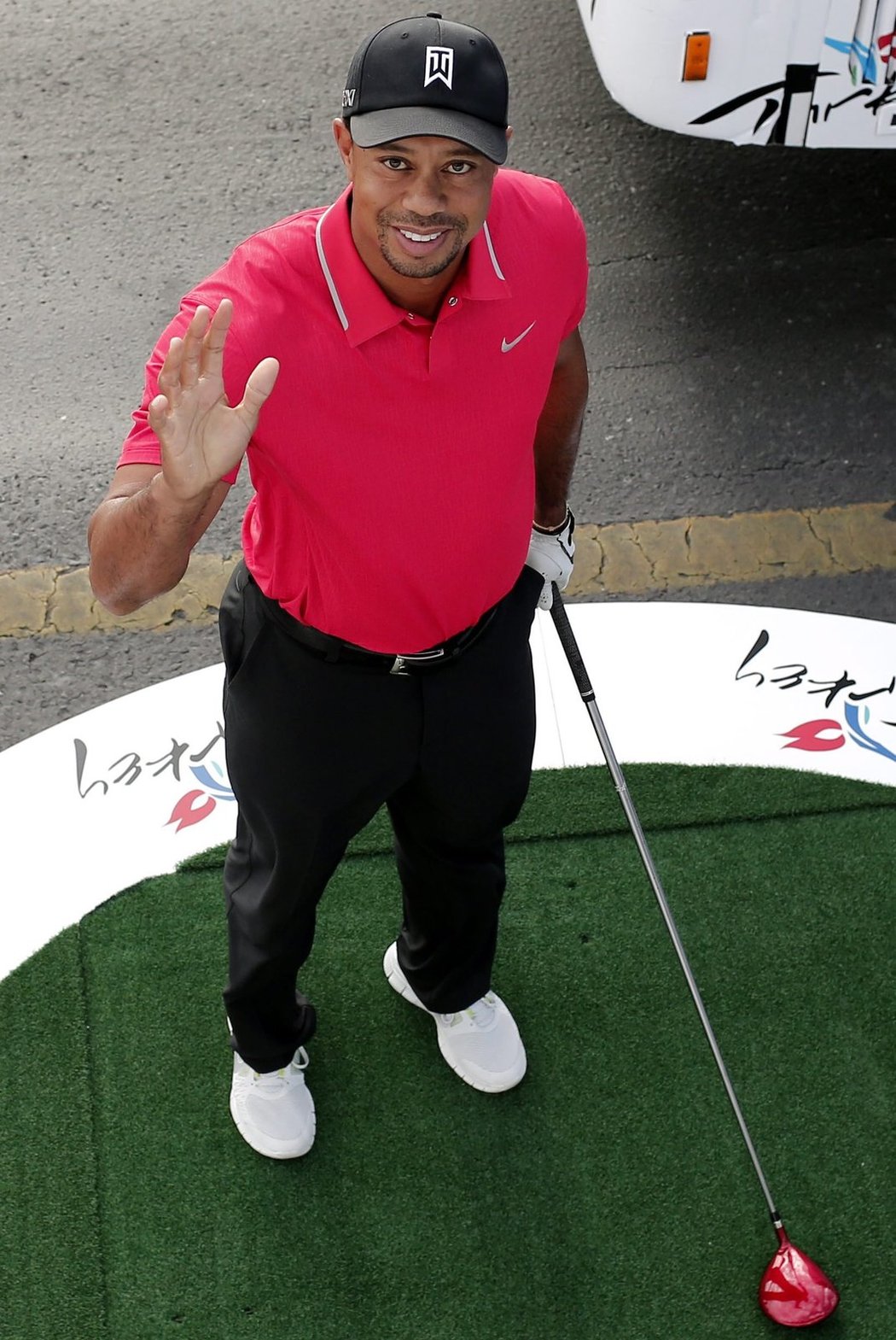 Golfista Tiger Woods odpaloval míček z Evropy do Asie