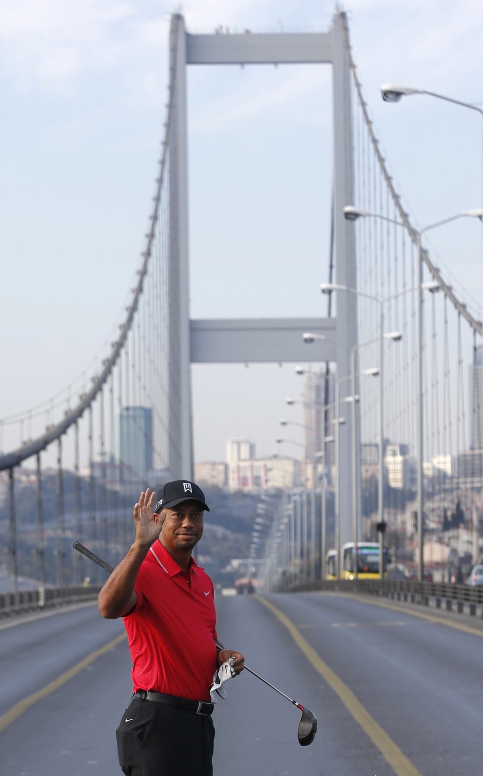 Další výnosná akce pro Tigera Woodse. Nejznámější golfista světa odpaloval míčky na Bosporském mostu, mířil tedy z evropské části Istanbulu až do Asie. Za pár dní v Turecku inkasuje přes 57 milionů korun.