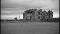 Jakub IV. Skotský v roce 1502 zrušil zákaz a hru začal hrát v Old Course v St Andrews ve Skotsku. (Old Course v St Andrews Old) Jakub IV. Skotský v roce 1502 zrušil zákaz a hru začal hrát v Old Course v St Andrews ve Skotsku. (Old Course v St Andrews Old)