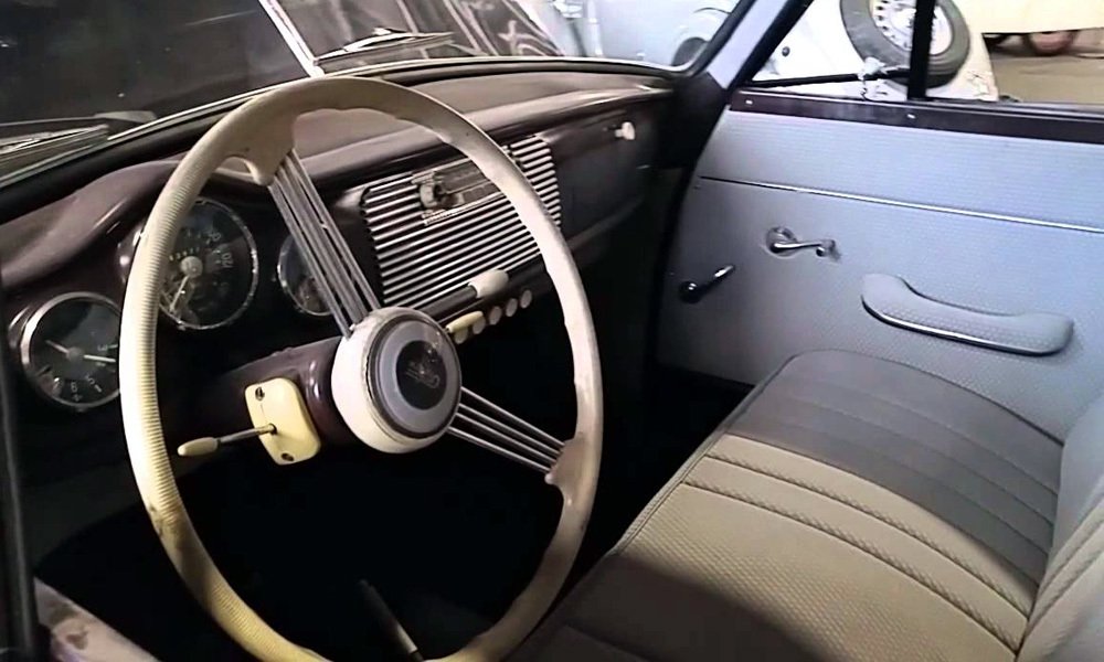 Ve střídmém interiéru měl GP 700 tři ručkové přístroje před volantem a rádio uprostřed palubní desky.