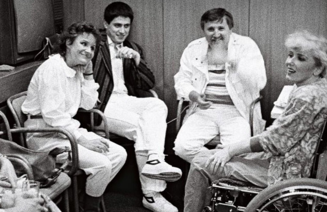 1984: S kolegy před prvním koncertem po nehodě a operaci.