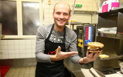 Dalibor Gondík si vytvořil vlastní burger.
