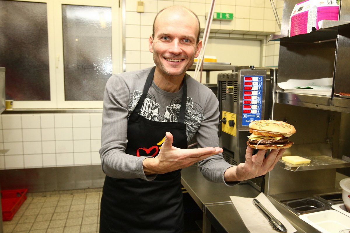 Dalibor Gondík v McDonaldu a na tréninku.